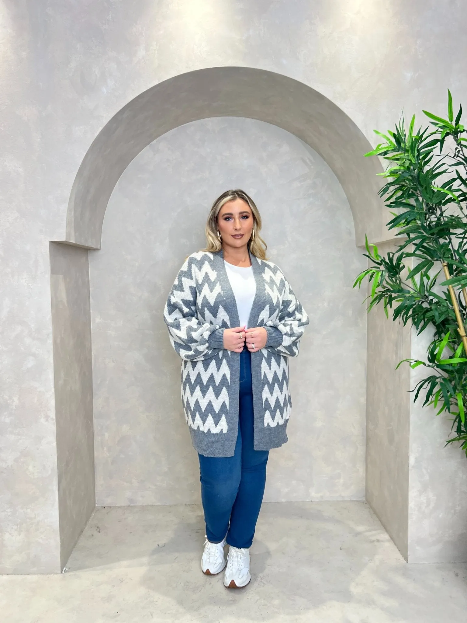 Curve Mid Length Zig Zag Cardigan